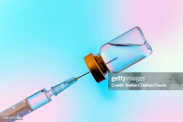 syringe and coronavirus vaccine - medicinflaska bildbanksfoton och bilder