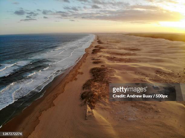 scenic view of beach against sky during sunset,ghan,northern territory,australia - territorio del nord foto e immagini stock