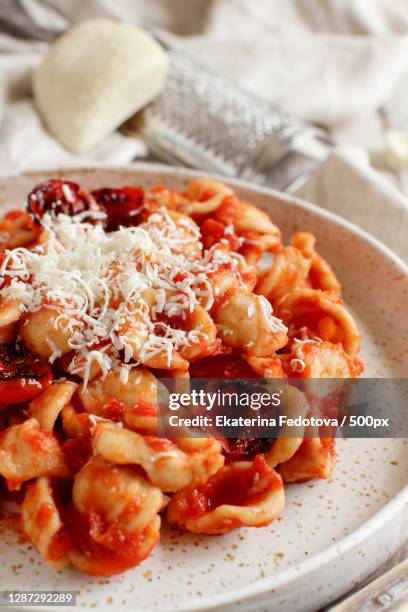 close-up of pasta in plate on table - sugo pomodoro stock-fotos und bilder