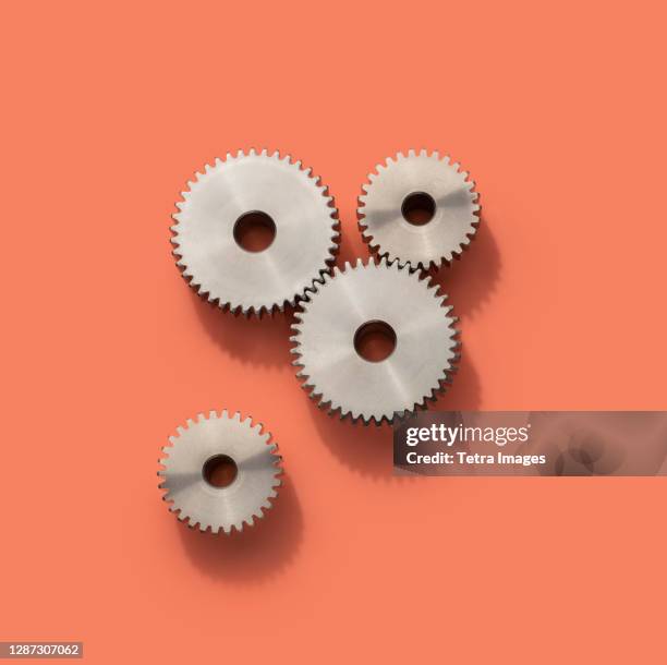 cog wheels on pink background - gears 個照片及圖片檔