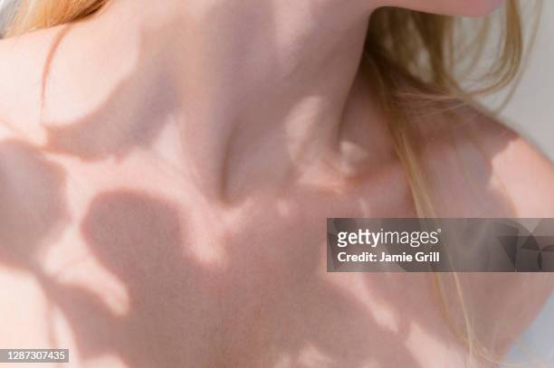 shadow of leaves on woman's body - body silhouette photos et images de collection