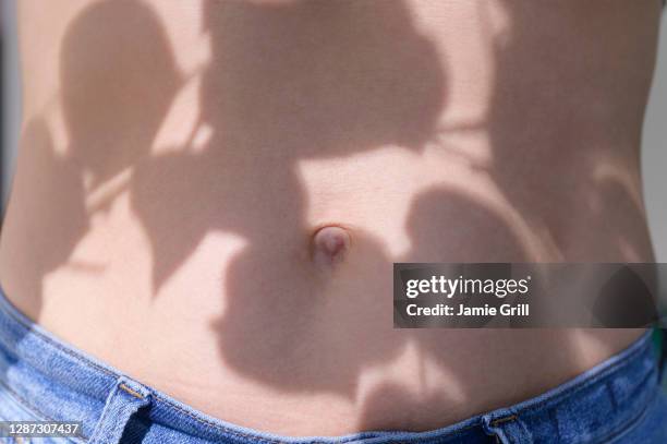 shadow of leaves on woman's body - body silhouette photos et images de collection