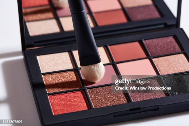 close-up of palette of eyeshadows and brush - eye shadow imagens e fotografias de stock