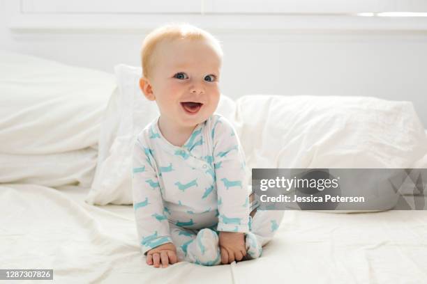 baby boy (6-11 months) lying on bed - redhead boy fotografías e imágenes de stock