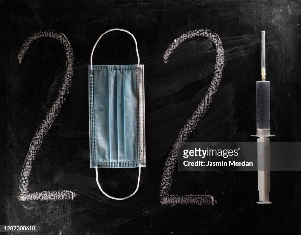 2020 and 2021 two years of mask and vaccine - 2021 stockfoto's en -beelden