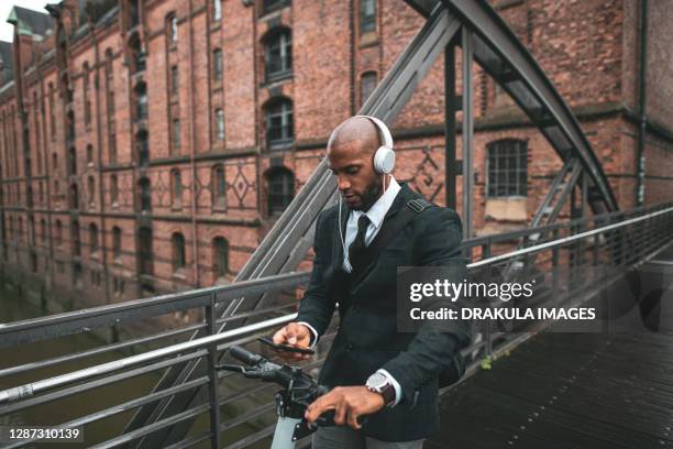 well dressed entrepreneur on his way to work - step well stockfoto's en -beelden