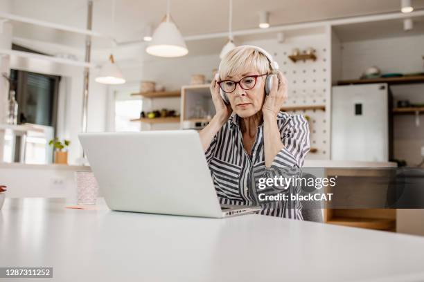 Senior Confused Using Computer Old Lady Computer Confused Photos and Premium High Res Pictures - Getty ...