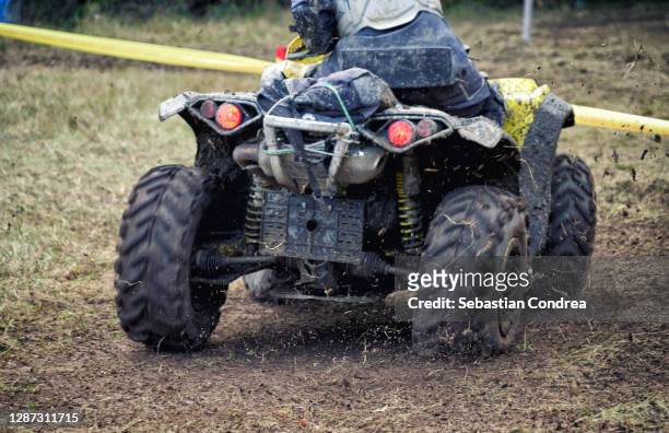 off-road vehicle catches air in a heavily wooded area. - quad foto e immagini stock