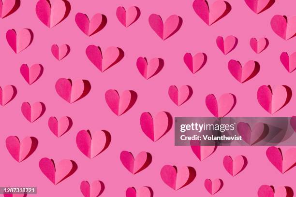 paper craft with heart pattern on pink background - valentines day stockfoto's en -beelden