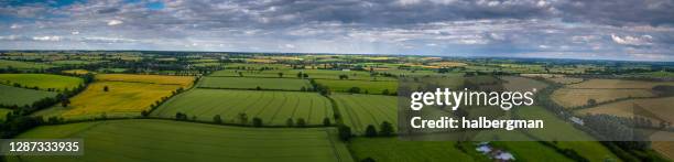 yorkshire farms in summer - aerial panorama - oeste de yorkshire imagens e fotografias de stock