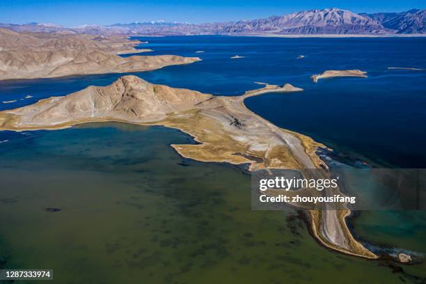 the bangong lake in tibet' china - bangong lake china stockfoto's en -beelden