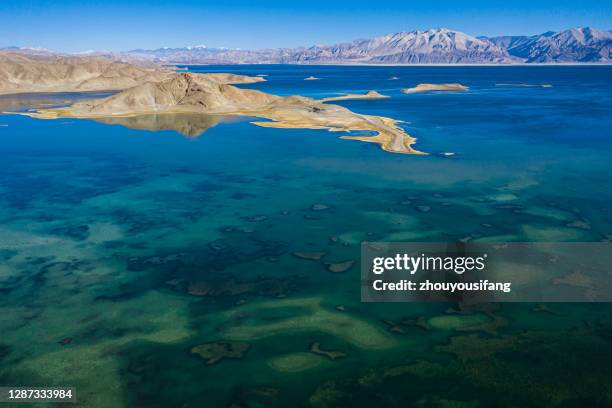 the bangong lake in tibet' china - bangong lake china stockfoto's en -beelden