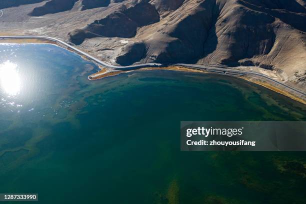 the bangong lake in tibet' china - bangong lake china stockfoto's en -beelden