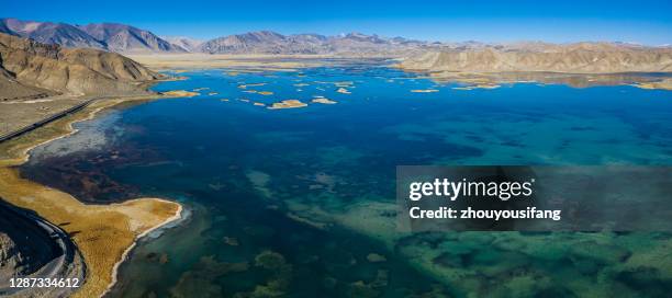 the bangong lake in tibet' china - bangong lake china stockfoto's en -beelden