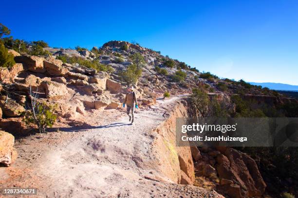 wandelaar bij tsankawi trail, bandelier national monument, nm - santa fe stockfoto's en -beelden