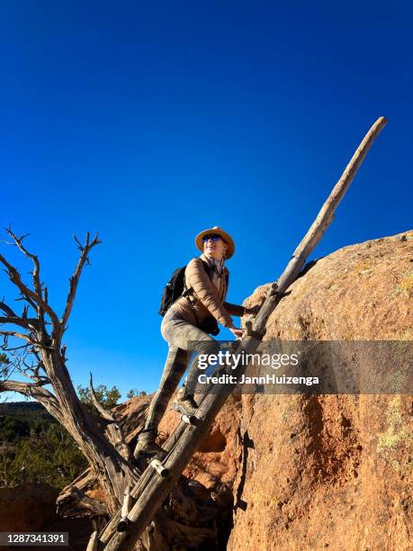 vrouw klimmen ladder, tsankawi trail, bandelier nationaal monument, nm - bandelier national monument stockfoto's en -beelden