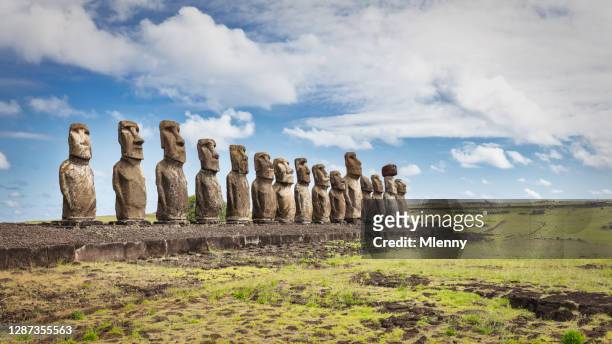 rapa nui ahu tongariki moai estatuas panorama isla de pascua chile - océano pacífico fotografías e imágenes de stock