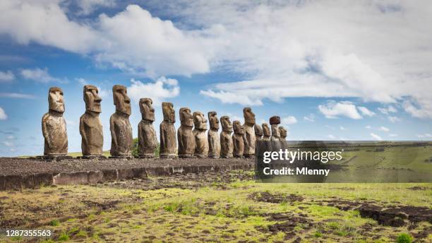 rapa nui ahu tongariki moai statues panorama easter island chile - património-mundial-da-unesco imagens e fotografias de stock