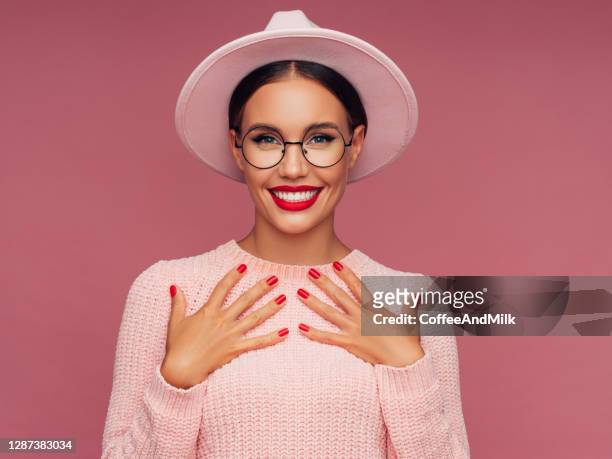 beautiful woman wearing pink hat - red hat imagens e fotografias de stock