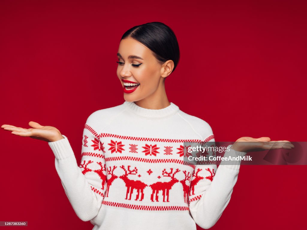 Hermosa mujer presentando su producto