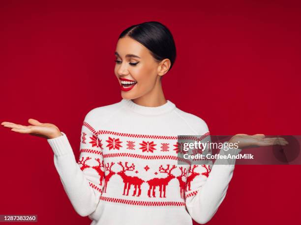 美麗的女人展示你的產品 - christmas jumper 個照片及圖片檔