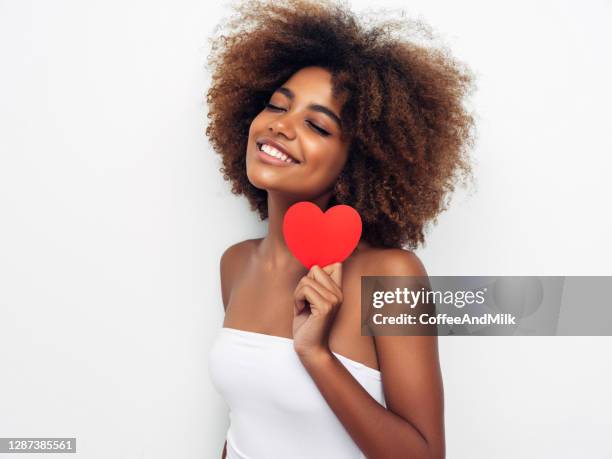 bela mulher afro segurando coração artificial - hair love - fotografias e filmes do acervo