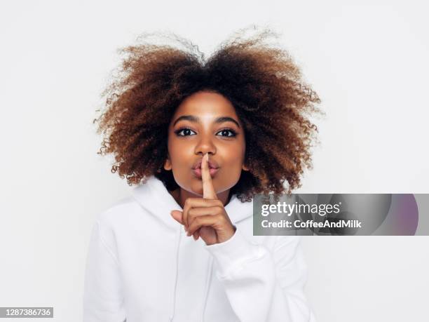 schöne afro-frau zeigt, ruhig zu sein - shhh stock-fotos und bilder