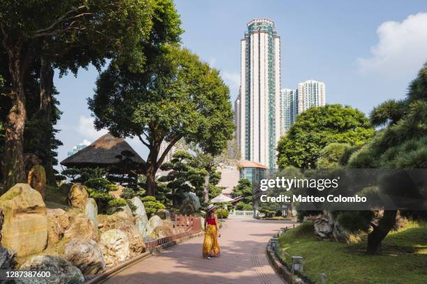 asian female tourist at nan lian garden, hong kong - kowloon 個照片及圖片檔