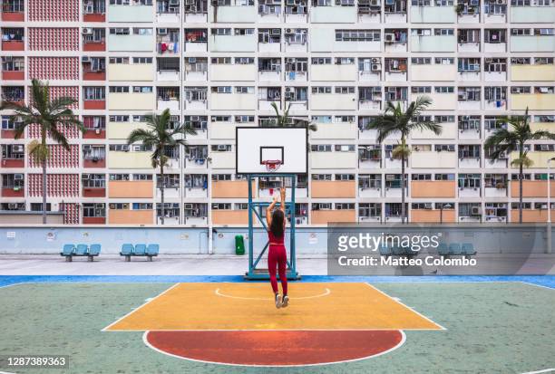asian woman pretending to play basketball, hong kong - hong kong community 個照片及圖片檔