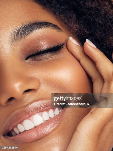 bella donna afro - raggiante foto e immagini stock