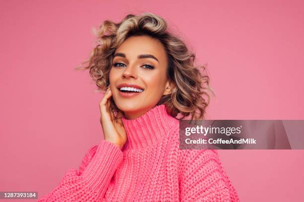 schöne frau - rosa hintergrund stock-fotos und bilder