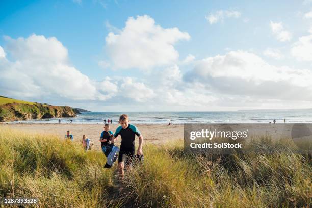 aufgeregt am strand - british seaside stock-fotos und bilder