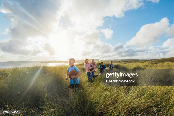 exploring the coastline - family active lifestyle stock pictures, royalty-free photos & images