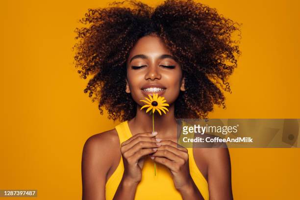 beautiful afro woman with a flower - beauty face summer imagens e fotografias de stock