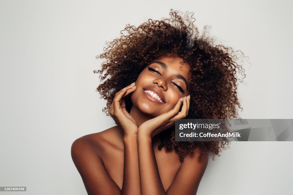 Schöne Afro-Frau mit perfektem Make-up
