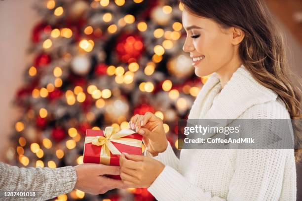 what is inside - espírito natalino imagens e fotografias de stock