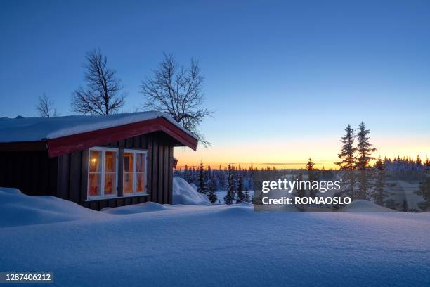 de cabine van de berg bij zonsondergang in februari, oppland, synnfjell noorwegen - cabin stockfoto's en -beelden