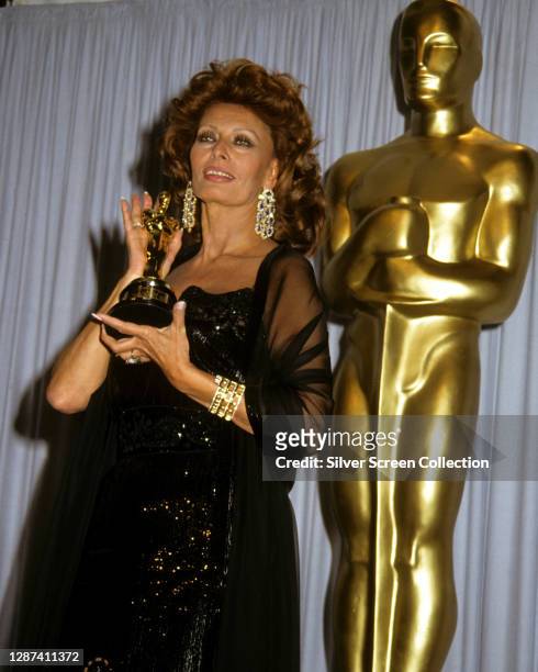 Italian actress Sophia Loren holds her Academy Honorary Award during the 63rd Academy Awards in Los Angeles, California, 25th March 1991.