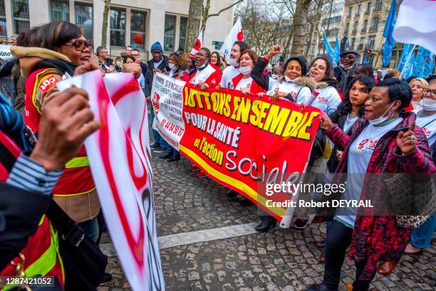 Les employés des EPHAD et les aides à domicile de la région parisienne se sont rassemblés devant le Ministére de la Santé pour protester contre leurs...