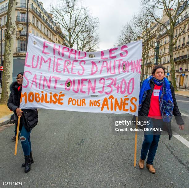 Les employés des EPHAD et les aides à domicile de la région parisienne se sont rassemblés devant le Ministére de la Santé pour protester contre leurs...