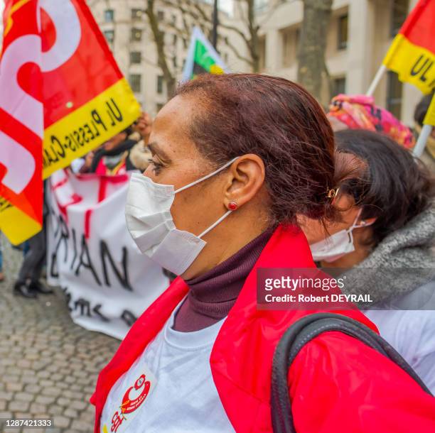 Les employés des EPHAD et les aides à domicile de la région parisienne se sont rassemblés devant le Ministére de la Santé pour protester contre leurs...