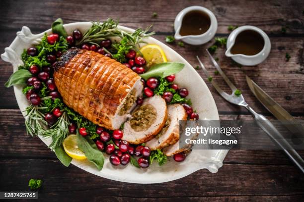 thanksgiving and christmas keto dishes - thanksgiving plate of food stock pictures, royalty-free photos & images