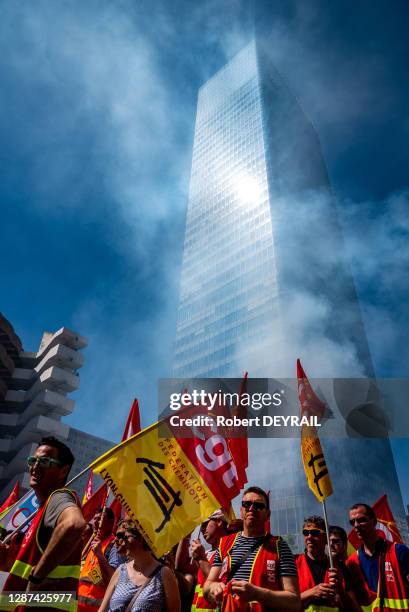 Devant la Tour qui abrite le siège de la SNCF passe la manifestation de 4500 cheminots, fonctionnaires, agents hospitaliers, étudiants, qui espèrent...