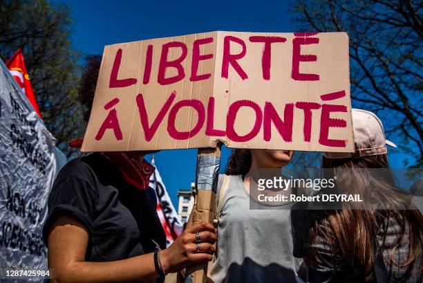 Pancarte portant un slogan "Liberté à volonté" lors de la manifestation regroupant de 4 500 fonctionnaires, agents hospitaliers, étudiants, qui...