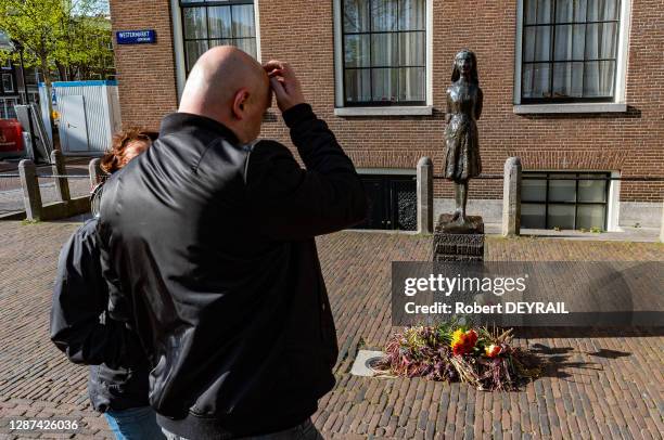 Touristes devant le statue d'Anne Frank le 25 avril 2018, Amsterdam, Pays-Bas.