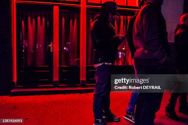 Touristes devant les vitrines du Quartier Rouge , 25 avril 2018 Amsterdam, Pays-Bas.