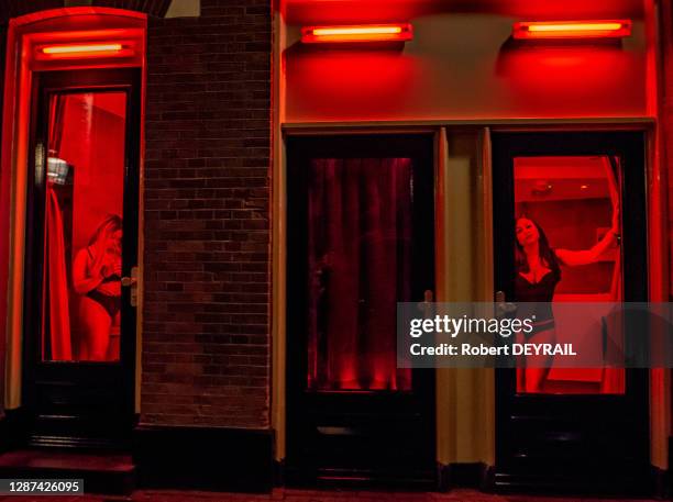 Travailleuses du sexe dans les vitrines du Quartier Rouge , 25 avril 2018 Amsterdam, Pays-Bas.