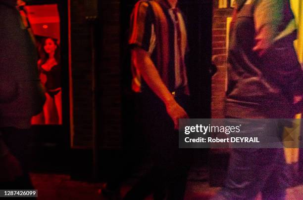 Touristes et travailleuse du sexe dans le Quartier Rouge , 26 avril 2018 Amsterdam, Pays-Bas.