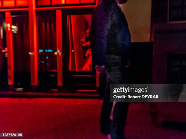 Travailleuses du sexe dans les vitrines du Quartier Rouge , 25 avril 2018 Amsterdam, Pays-Bas.