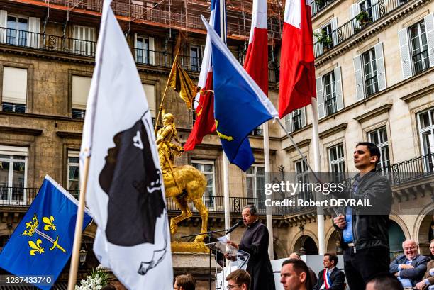 Un rassemblement organisé par le groupe nationaliste "Dissidence Française" a reuni une centaine de militants d'extrême droite devant la statue de...